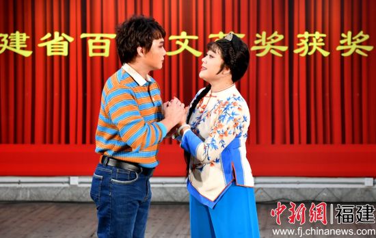 　　圖為高甲戲《圍頭新娘》在福建省海峽民間藝術(shù)館演出。 中新網(wǎng)記者 呂明 攝