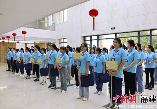 　　參賽者準備入場。 呂若萱 攝