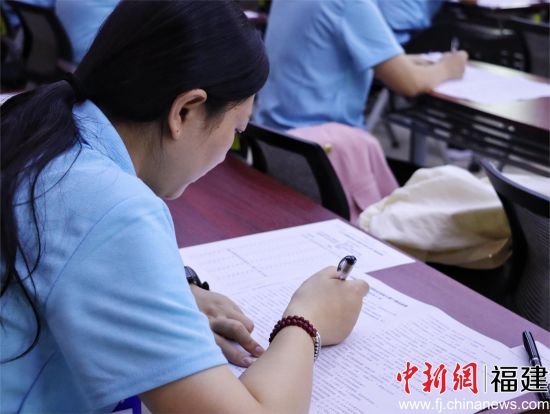 　　參賽者進行理論考試。 呂若萱 攝