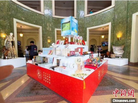 福建書展亮相福建省與宿務(wù)省結(jié)好5周年慶典?！≈鬓k方供圖