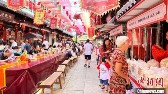 當(dāng)?shù)貙じ肺缎〕越置朗筹h香，煙火氣濃。葉菀淇攝