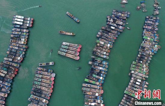 7月23日，漁船在福州市連江縣黃岐國家中心漁港內(nèi)避風(fēng)。(無人機照片)中新社記者 張斌 攝 
