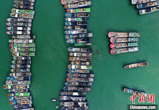 7月23日，漁船在福州市連江縣黃岐國家中心漁港內(nèi)避風(fēng)。(無人機照片)中新社記者 張斌 攝 