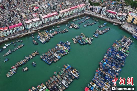 7月23日，漁船在福州市連江縣黃岐國家中心漁港內(nèi)避風(fēng)。(無人機照片)中新社記者 張斌 攝