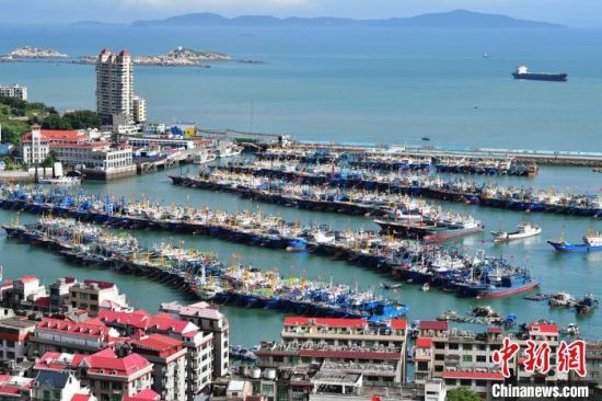 7月23日，漁船在福州市連江縣黃岐國家中心漁港內(nèi)避風(fēng)。中新社記者 張斌 攝